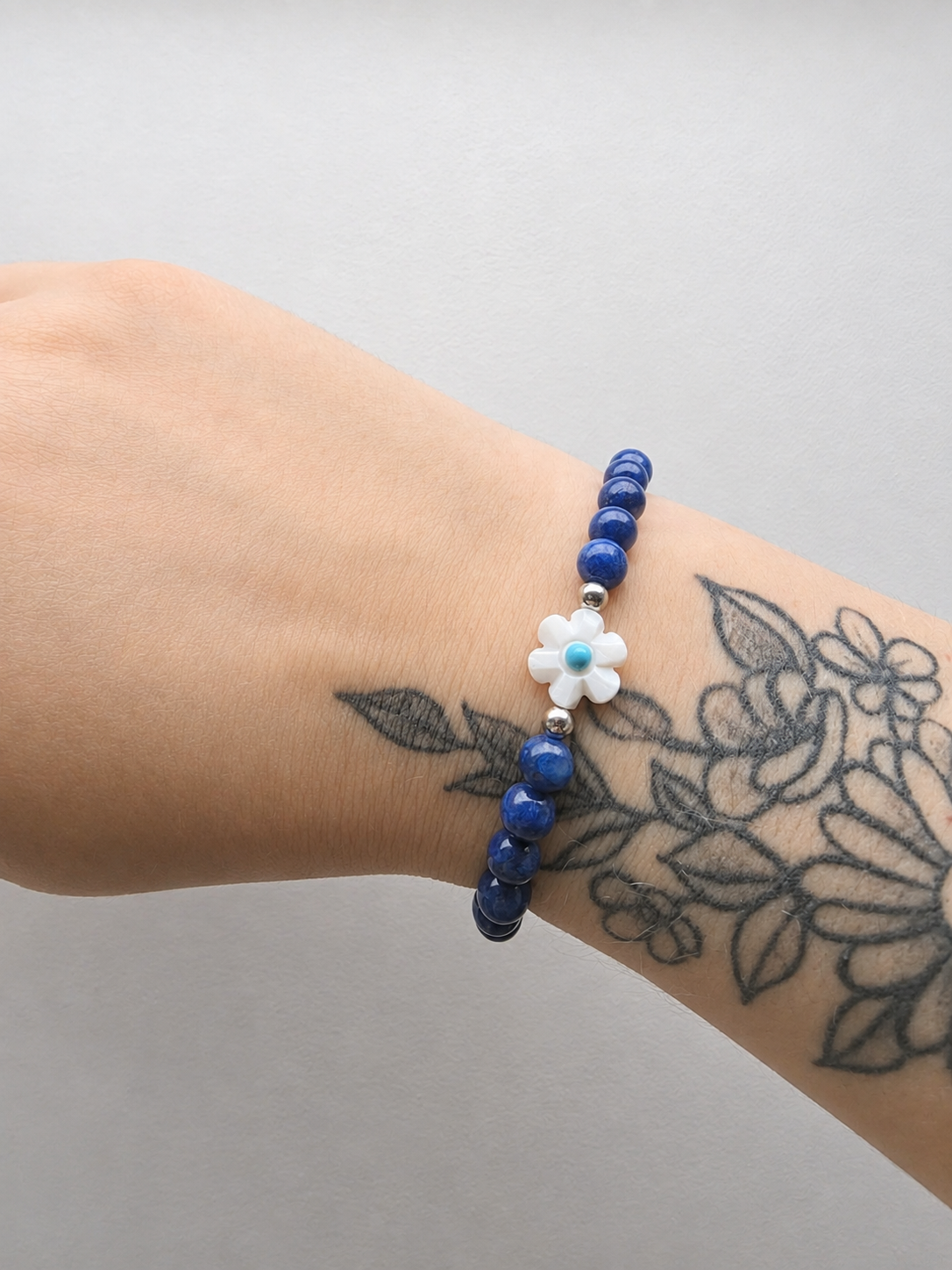 Bracelet bleu foncé fleur blanche