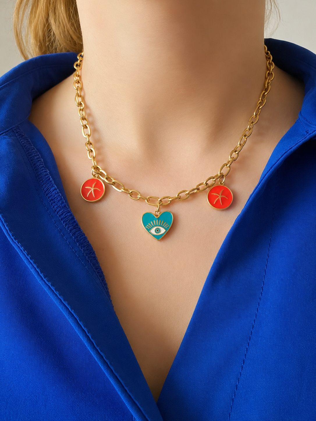 Collier doré grosses mailles coeur bleu