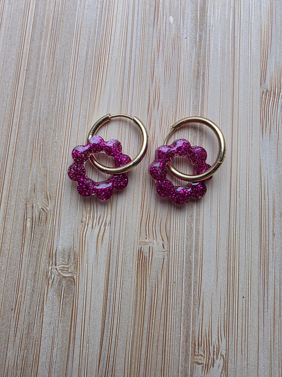 Pampilles en résine petites  couronnes fuchsia - Modèle Elisa