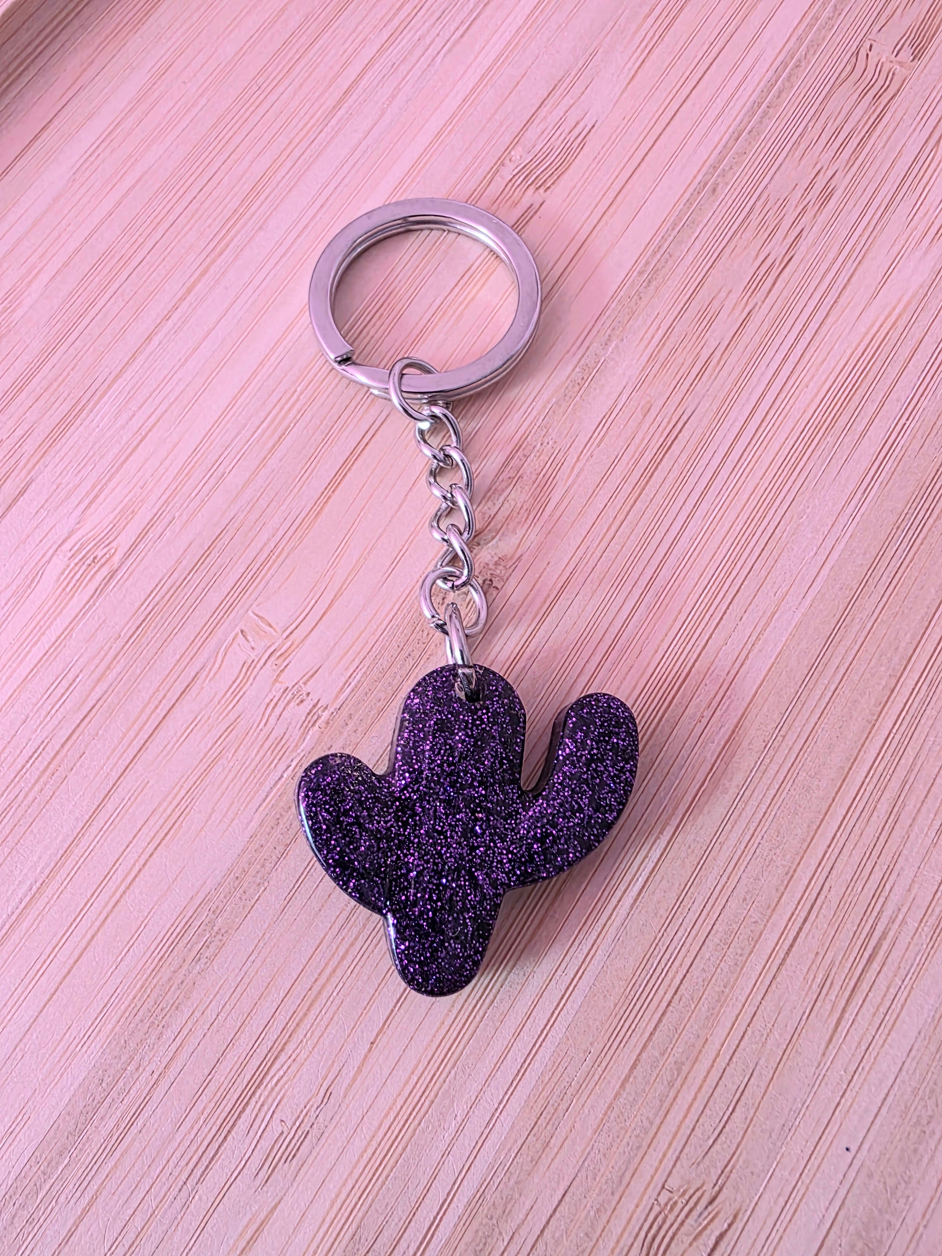Porte cles en resine cactus - violet pailleté