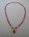 Collier rouge et doré + dé