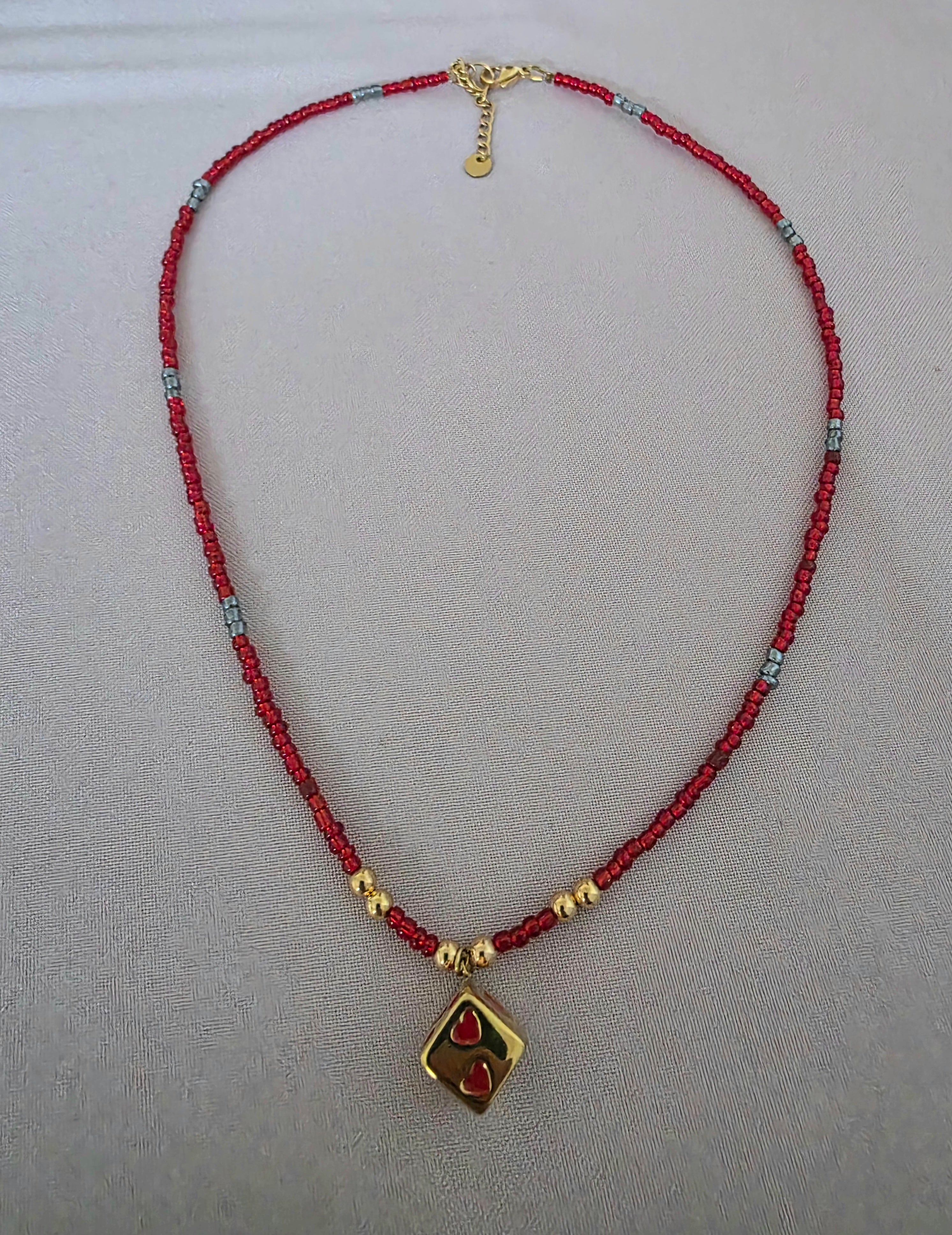 Collier rouge et doré + dé