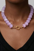 Collier de perles parme