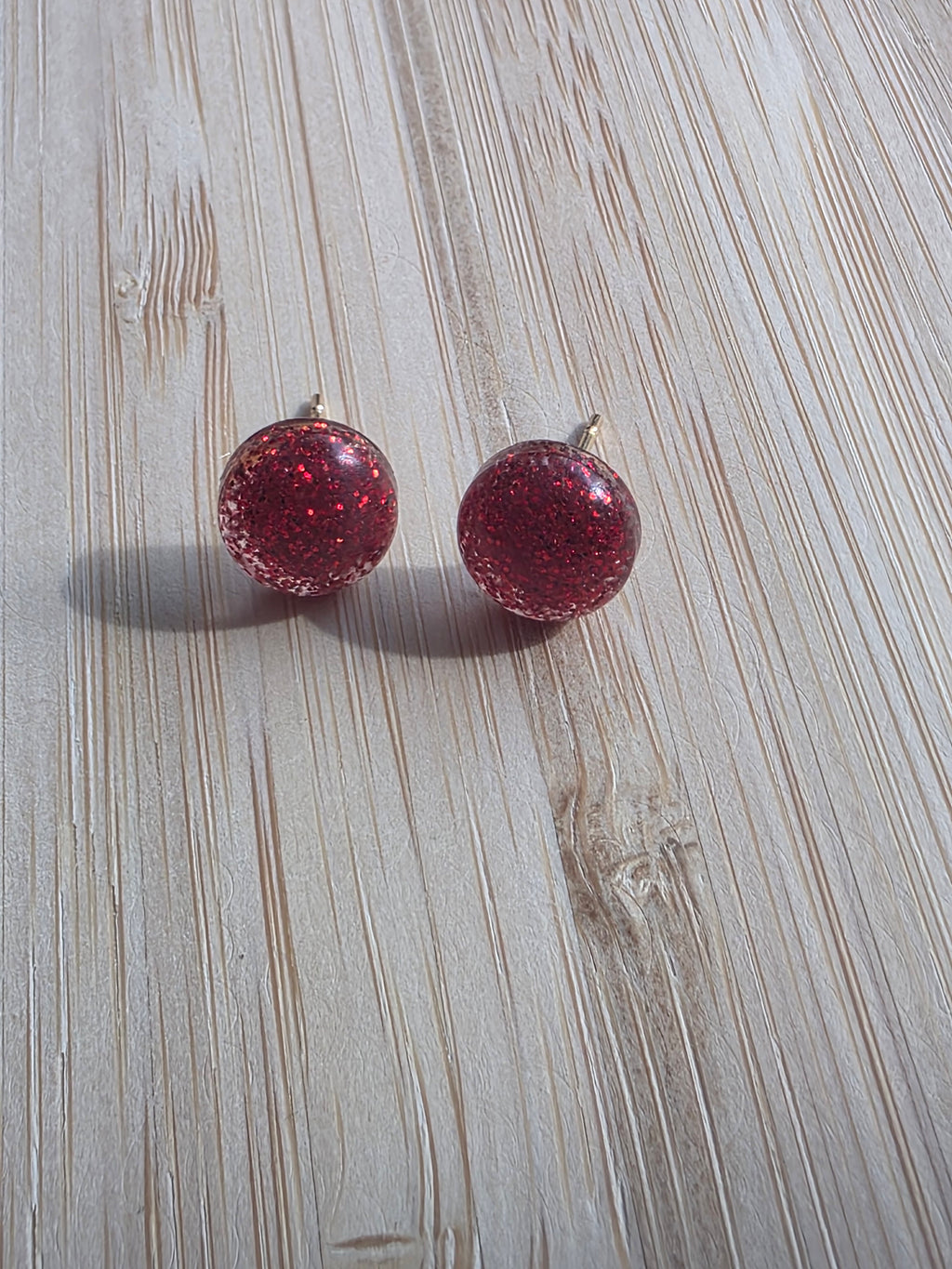 Puces d oreilles dome lisse - rouge pailleté