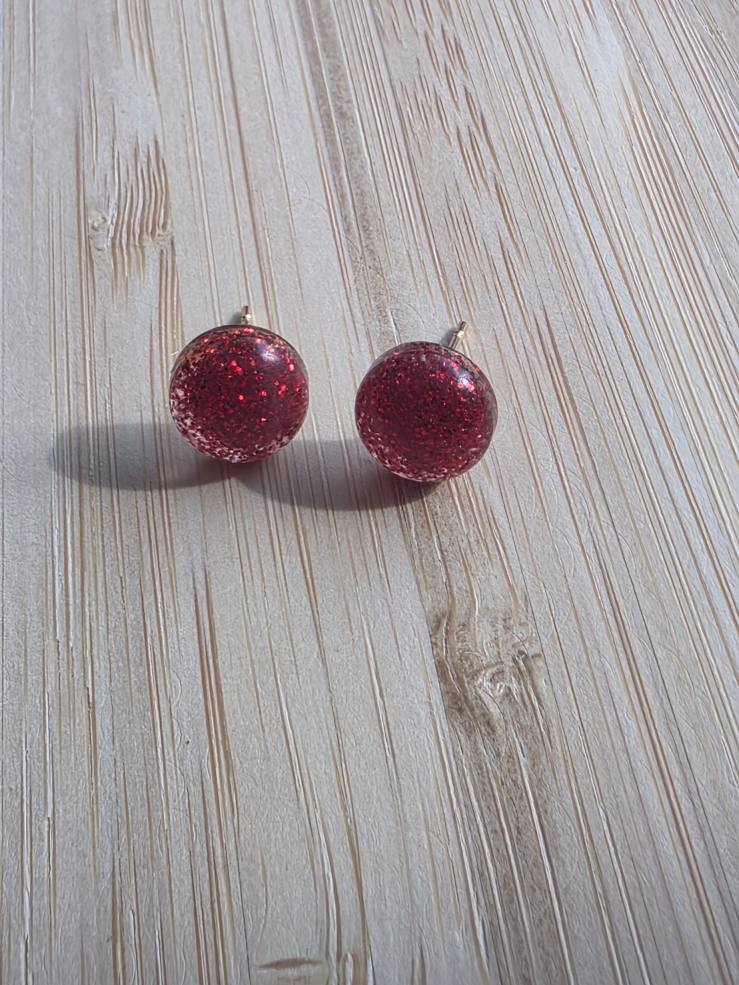Puces d oreilles dome lisse - rouge pailleté