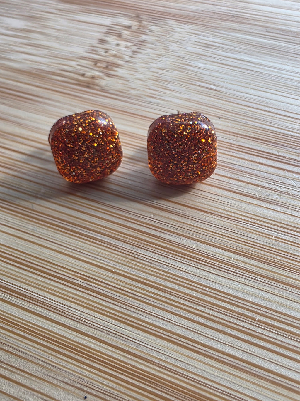 Puces d oreilles en resine carré - orange pailleté