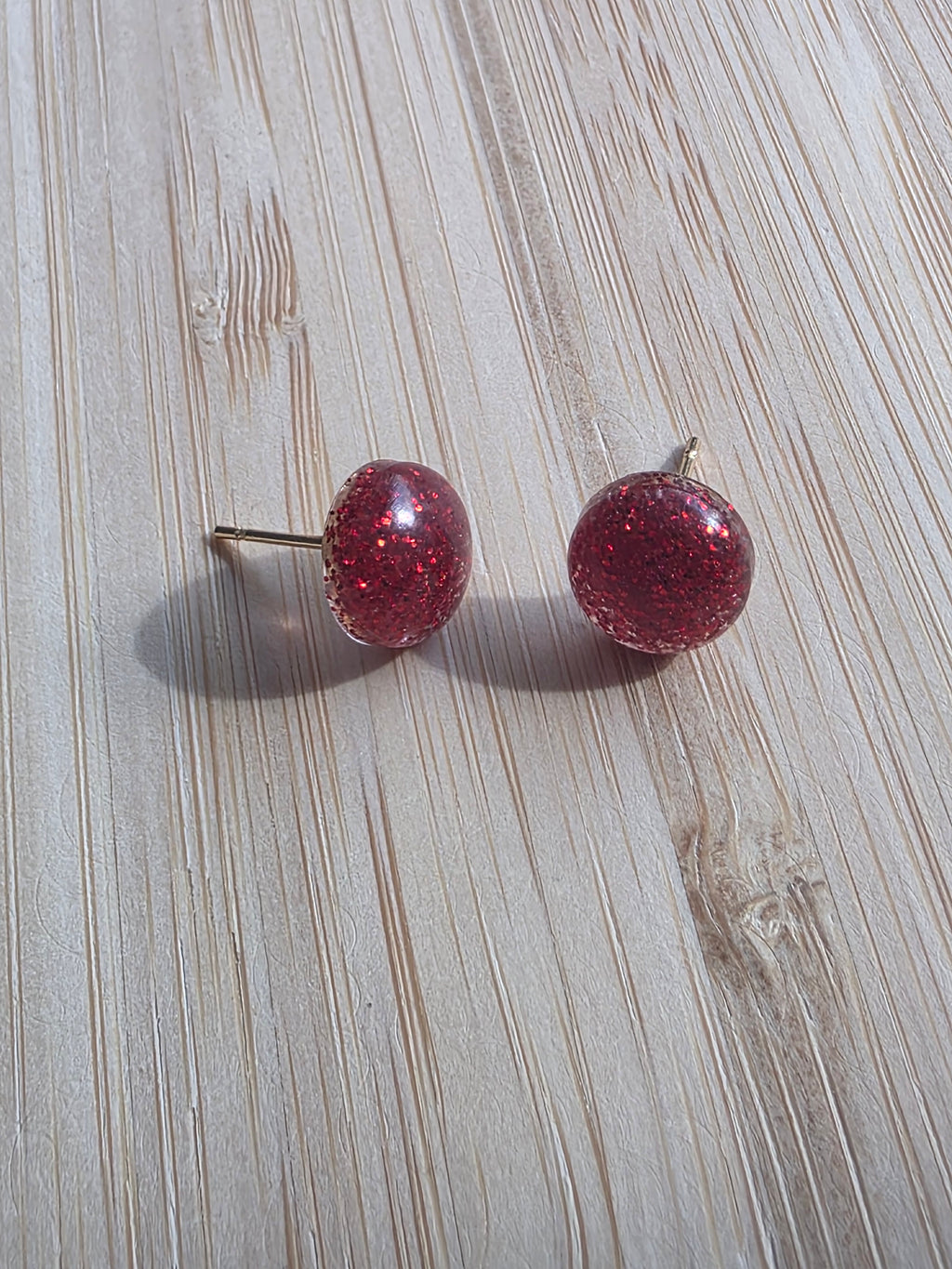 Puces d oreilles dome lisse - rouge pailleté