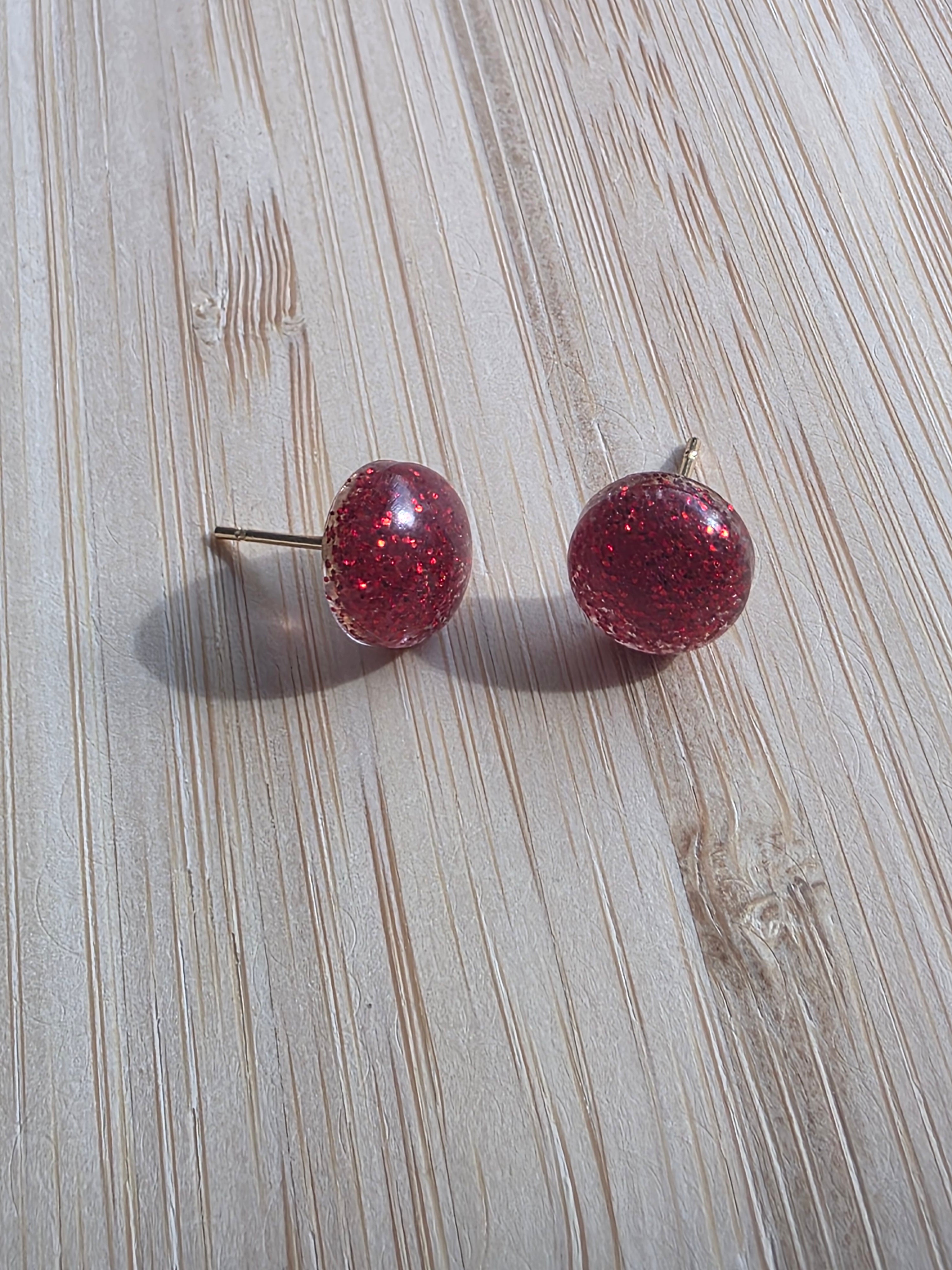 Puces d oreilles dome lisse - rouge pailleté