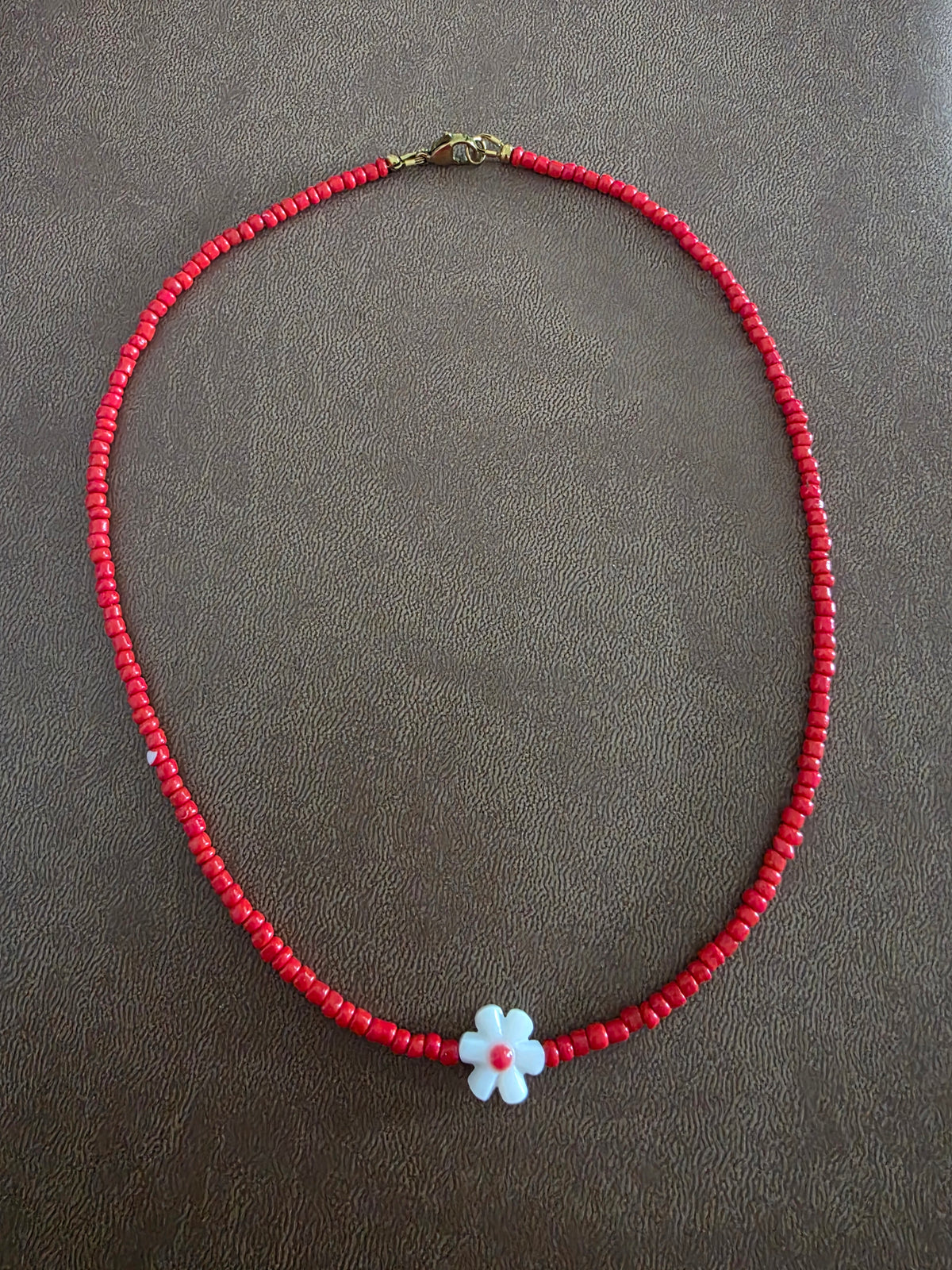 Collier mini perles rouges avec fleur