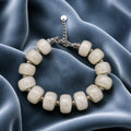 Bracelet grosses perles en acrylique blanc marbré