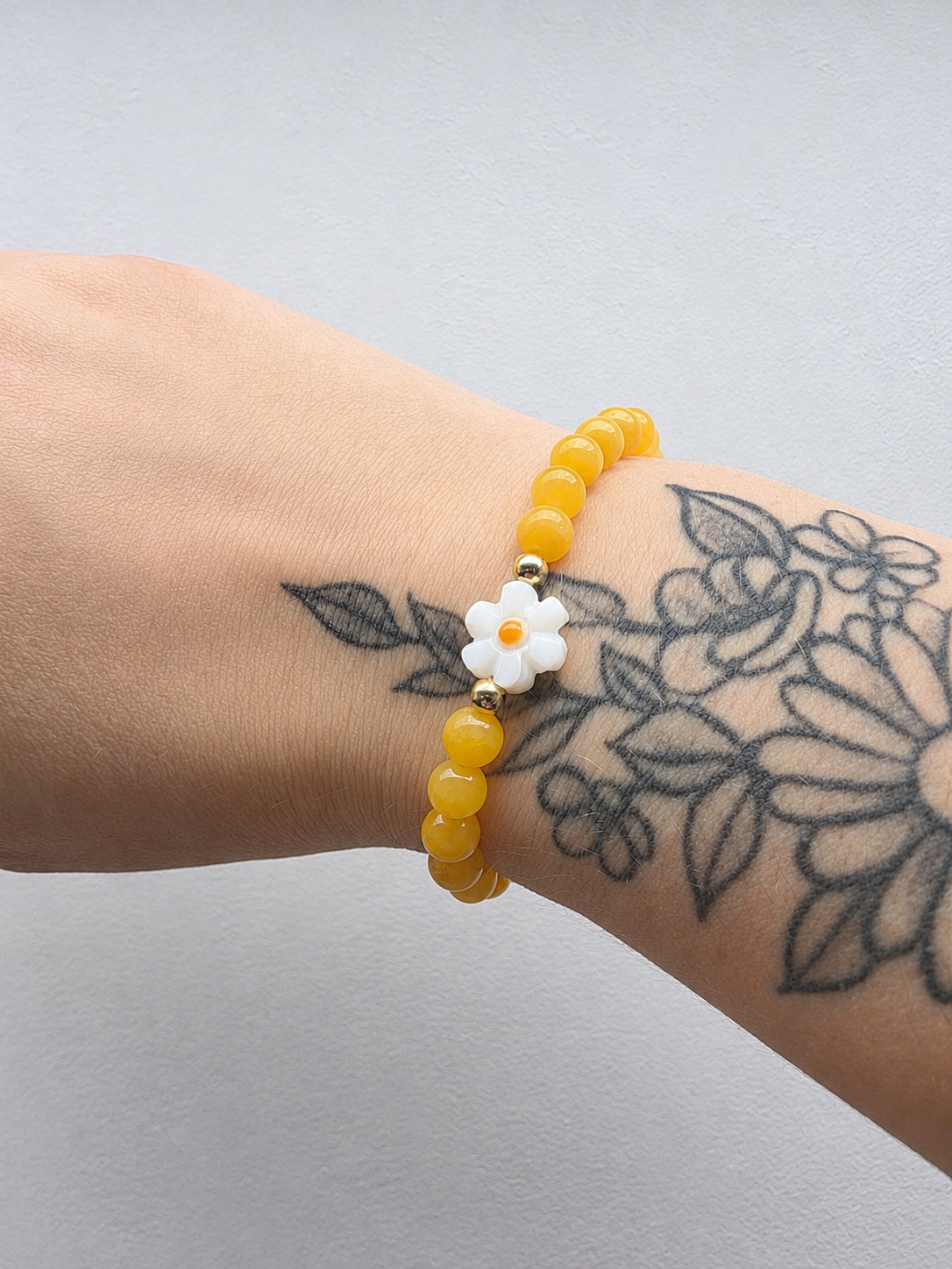 Bracelet perles jaunes et fleur orangé