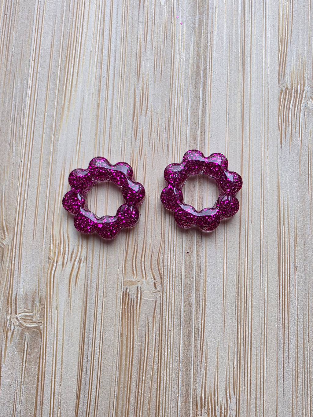 Pampilles en résine petites  couronnes fuchsia - Modèle Elisa