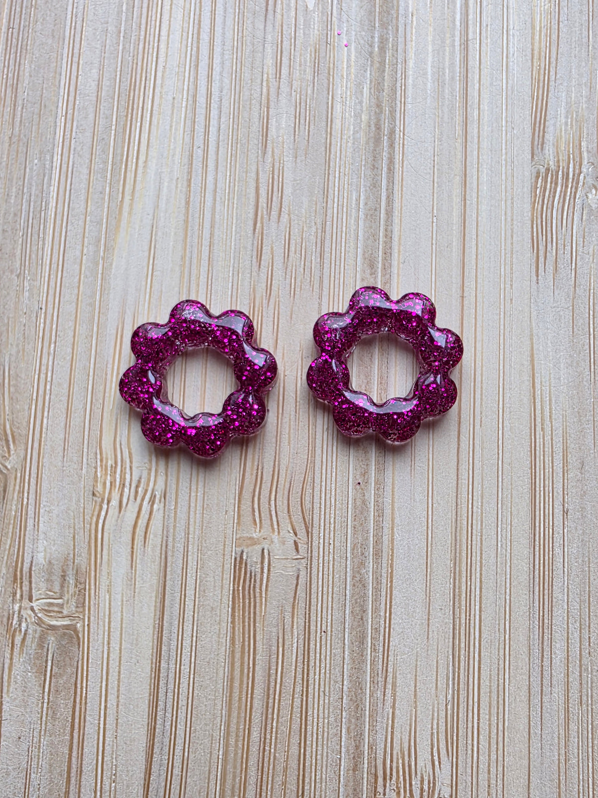 Pampilles en résine petites  couronnes fuchsia - Modèle Elisa