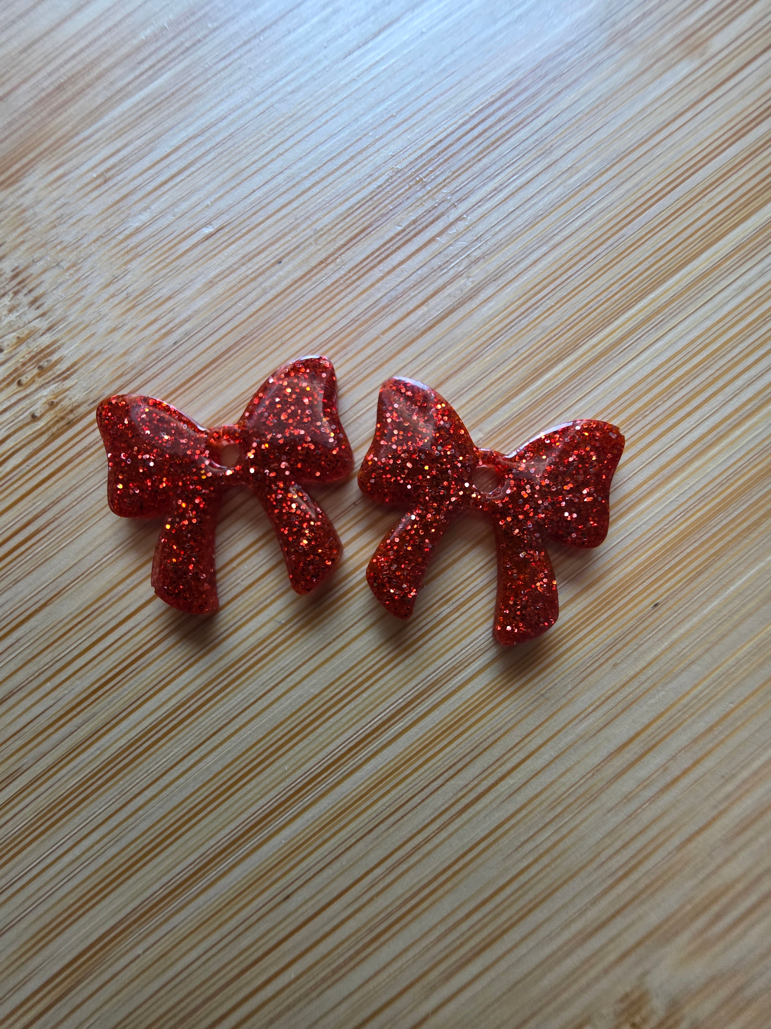 Pampilles Bow Tie en résine – Rouge pailleté