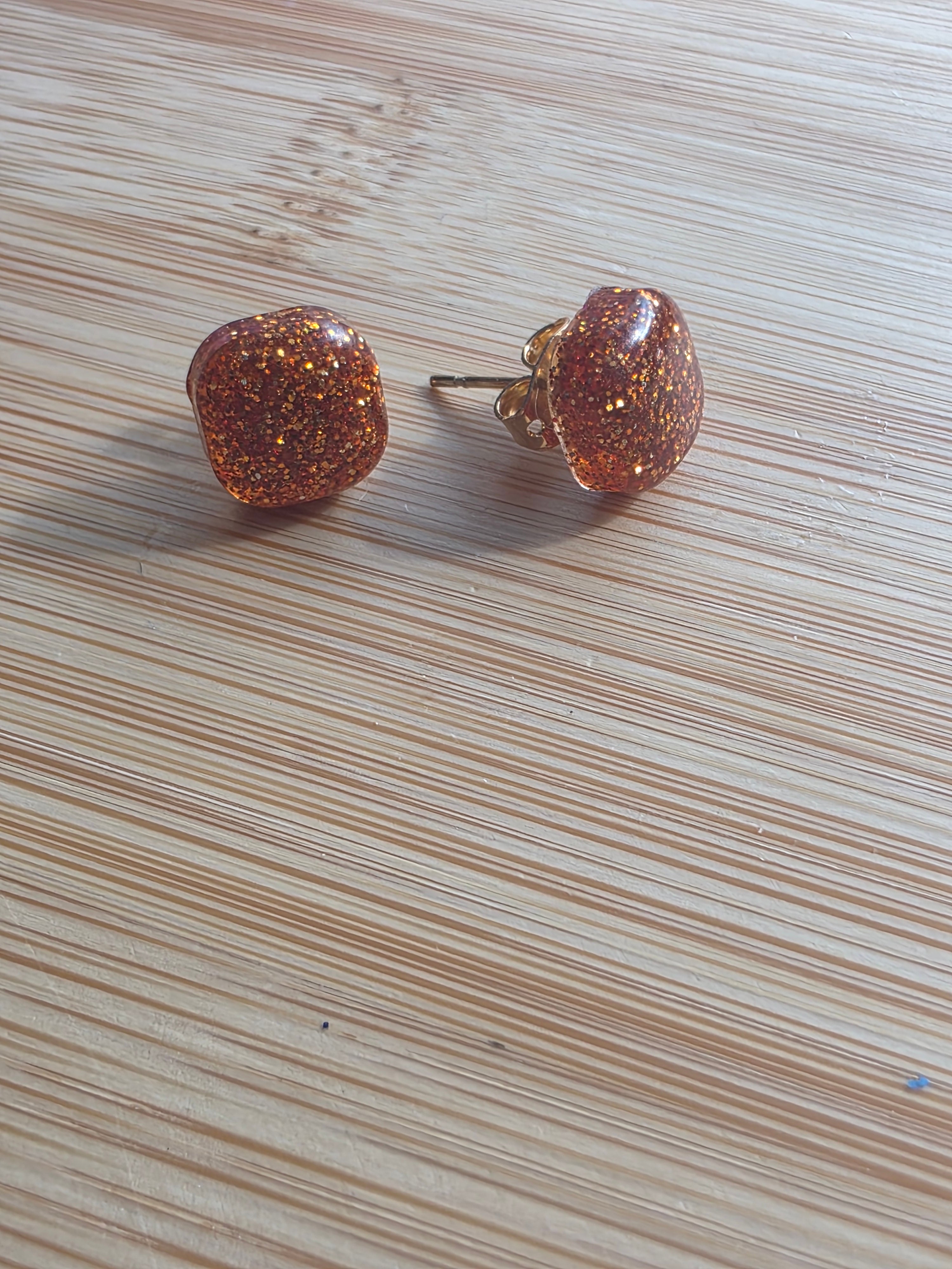 Puces d oreilles en resine carré - orange pailleté