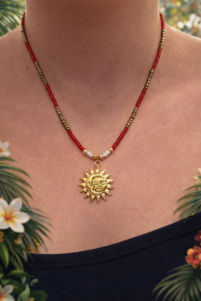 Collier en mini perles  - breloque soleil - la fabrique à pampilles
