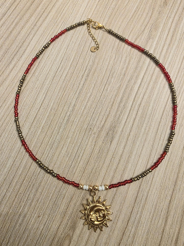 Collier en mini perles  - breloque soleil - la fabrique à pampilles