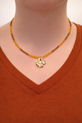 Collier en mini perles - couleur orangé breloque trefle - la fabrique à pampilles