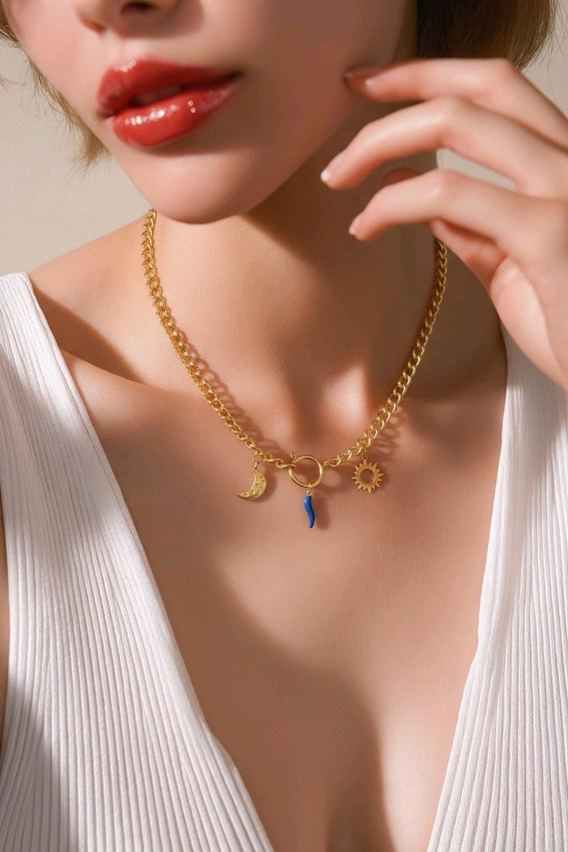 Collier doré  - breloque piment, soleil, lune - la fabrique à pampilles