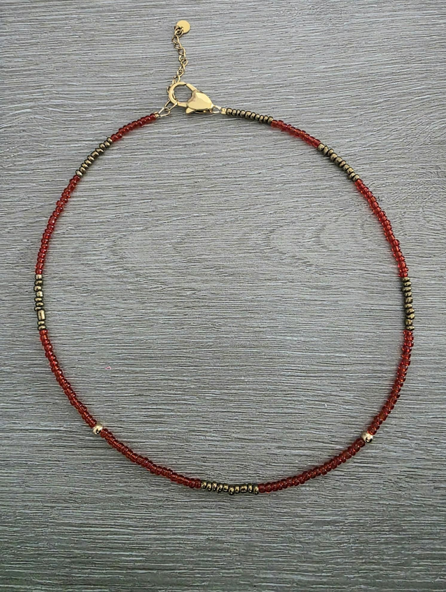 Collier en mini perles- couleur rouge doré - la fabrique à pampilles
