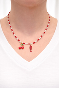 Collier en mini perles rouge et blanc- breloque cerise et arete- la fabrique à pampilles